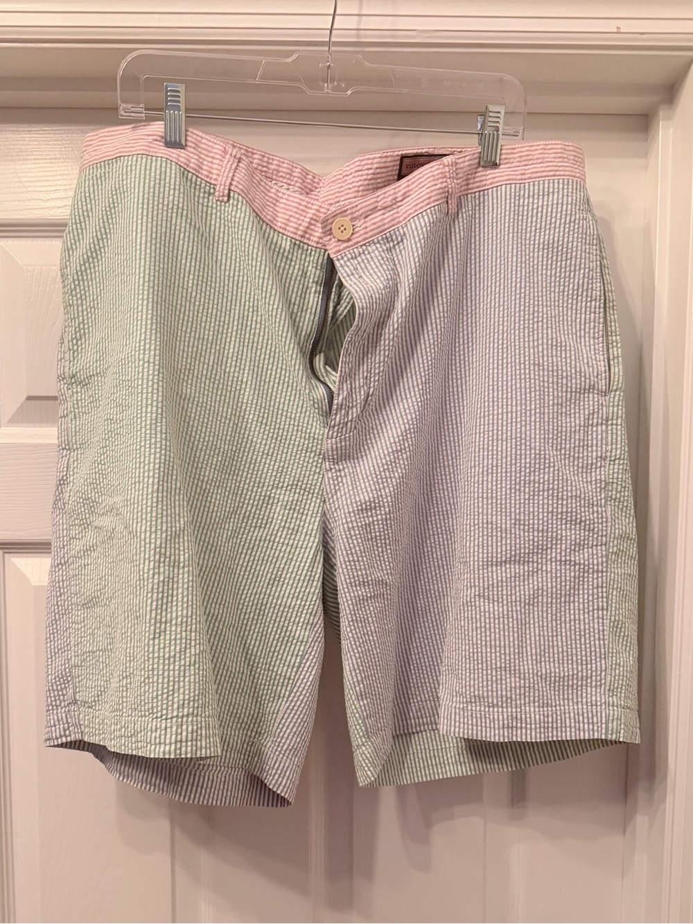 Vineyard Vines Men's Colorblock Seersucker Breaker Shorts. Size 40
